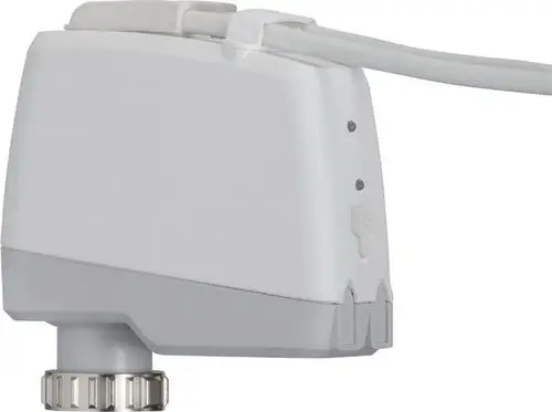 Weißer motorischer Stellantrieb mit Anschlusskabel, seitlichem Einstellrad und Statusanzeigen, hergestellt von IMI Hydronic Engineering.